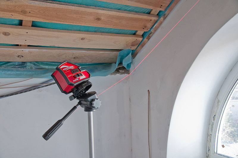 Появление на рынке строительных инструментов лазерного нивелира (уровня) сразу же оценили профессионалы. Новый инструмент позволял значительно повысить качество работ и сократить время их выполнения. Неоспоримым преимуществом лазерного уровня является то, что он дает разметку сразу по нескольким плоскостям, которую хорошо видно на большом расстоянии и избавляет от утомительной работы нанесения разметочных линий с помощью пузырькового уровня и карандаша. Появление на рынке строительных инструментов лазерного нивелира (уровня) сразу же оценили профессионалы. Новый инструмент позволял значительно повысить качество работ и сократить время их выполнения. Неоспоримым преимуществом лазерного уровня является то, что он дает разметку сразу по нескольким плоскостям, которую хорошо видно на большом расстоянии и избавляет от утомительной работы нанесения разметочных линий с помощью пузырькового уровня и карандаша.